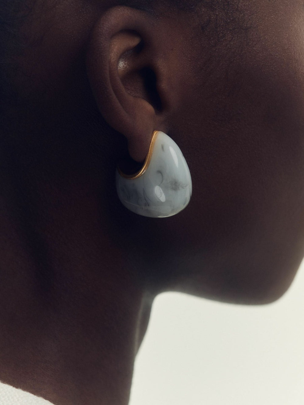 Reiss | Curve Marble Scoop Earrings in Gold Tone