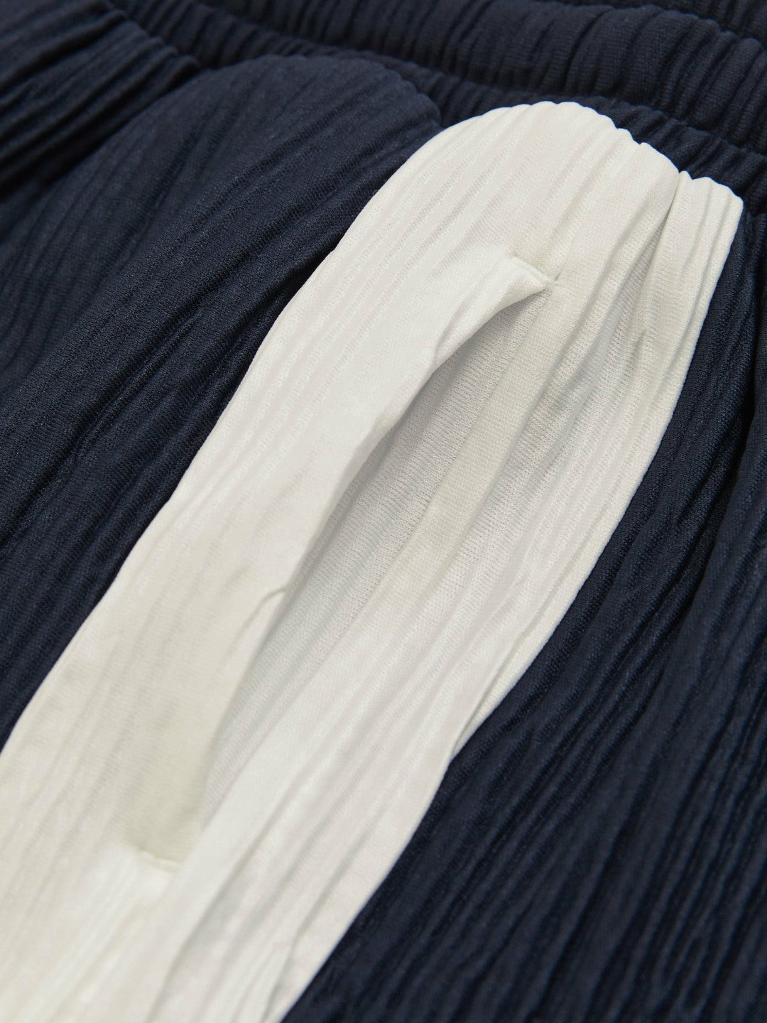 Reiss | 9-13 yrs Plissé Colour-Block Shorts in Navy/White