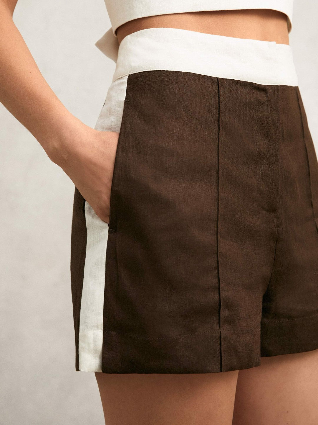 Reiss | Linen Colourblock Shorts in Chocolate/Cream